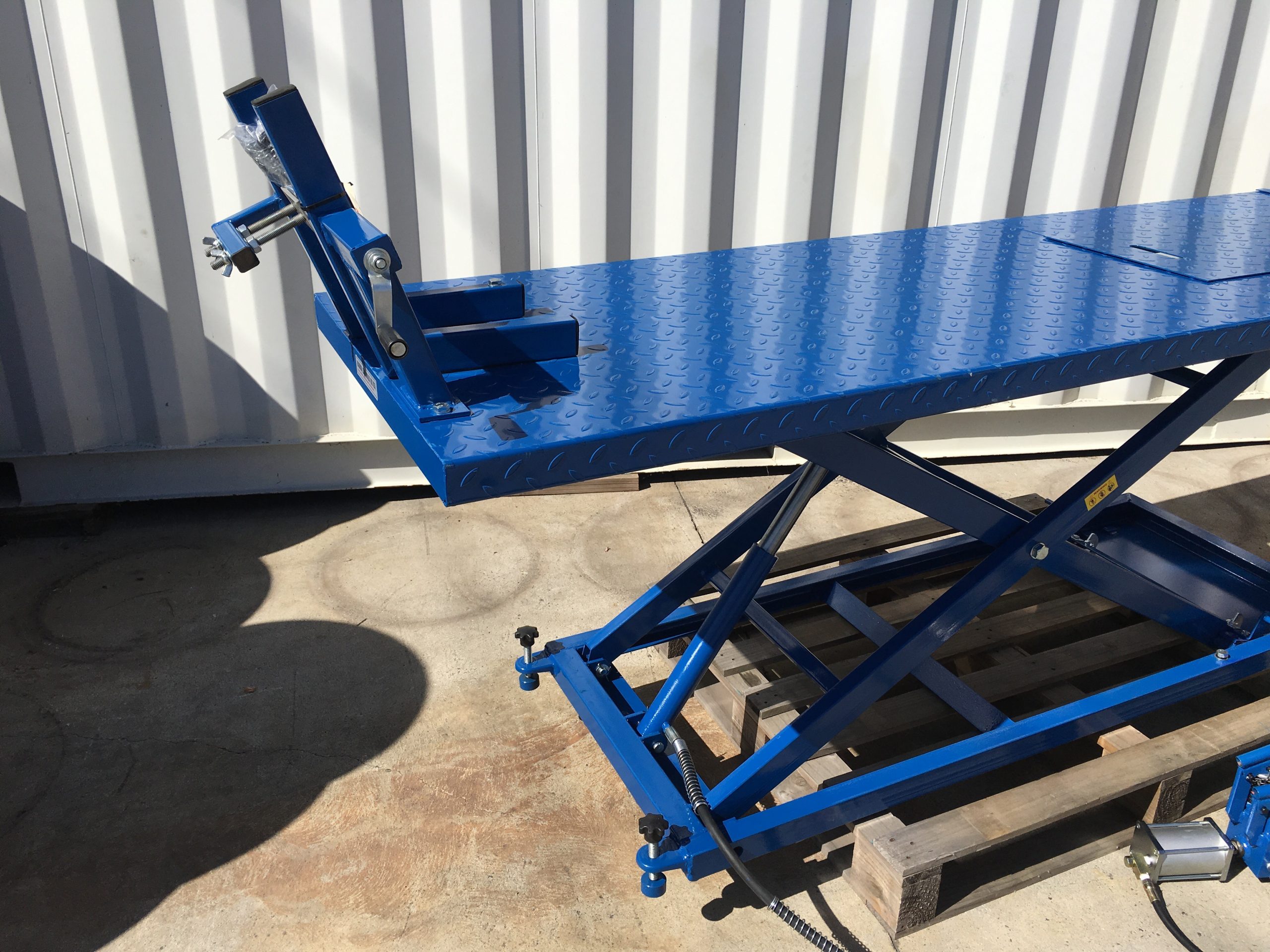 Motorcycle Lift Bench Air/Hydraulic 680kg 2200mm Long DTM Trading