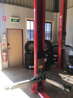 Car Hoist Two Post 4000kg 240 volt
