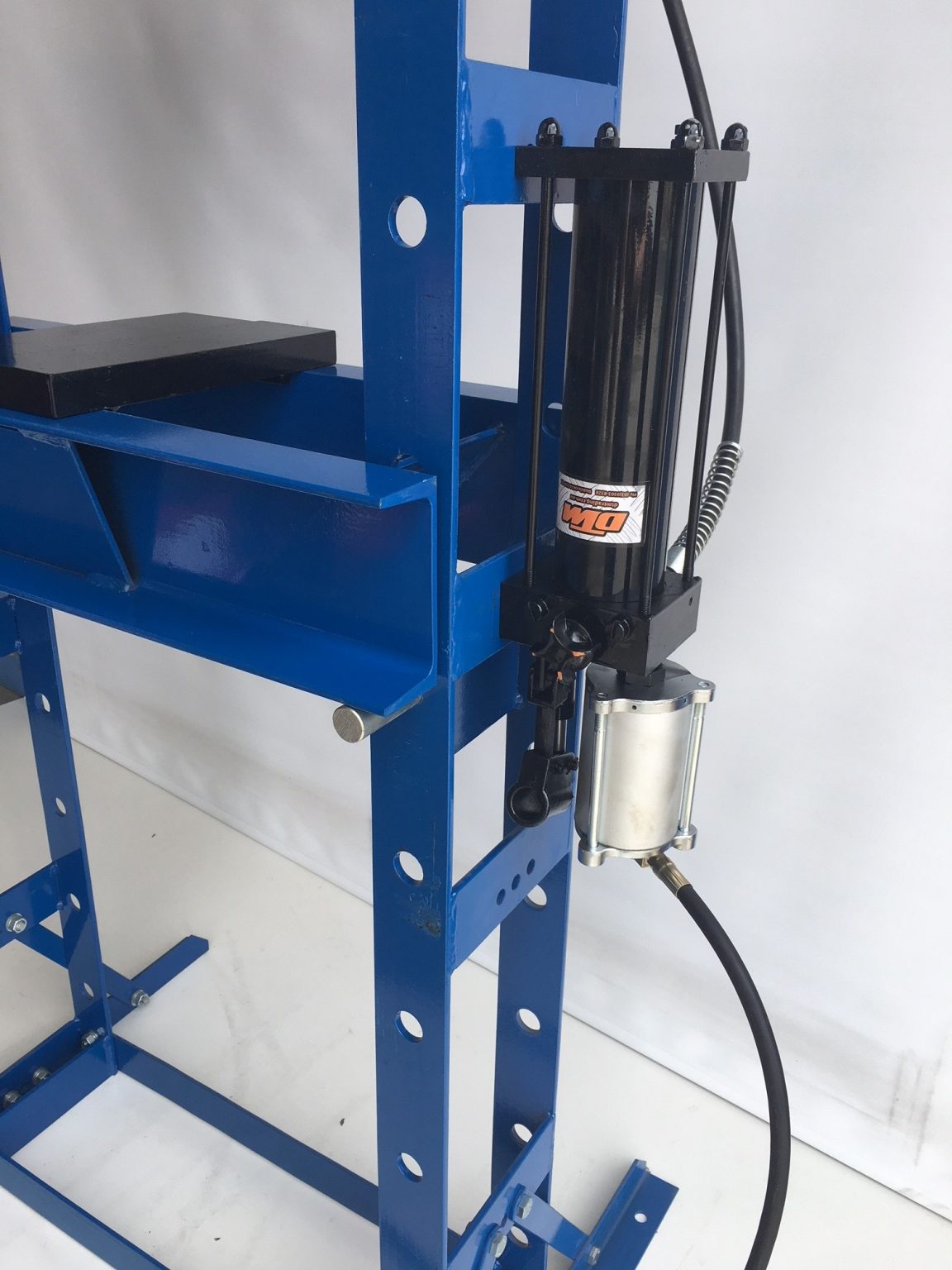 Air/Hydraulic Shop Press 30ton DTM Trading